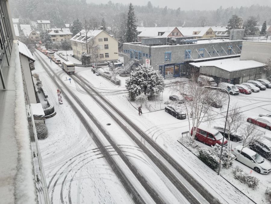 In Liebefeld BE lag um 9 Uhr morgens bereits eine dicke Schneedecke.