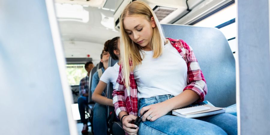 mädchen sitzt im schulbus