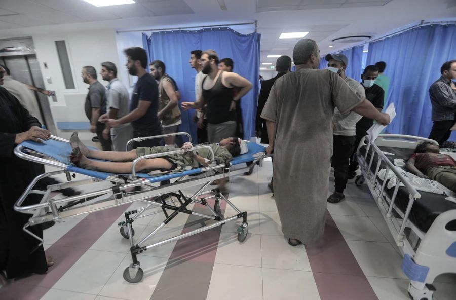 Im Israel-Krieg verwundete Palästinenser warten in einem Spital im Gazastreifen auf medizinische Betreuung.