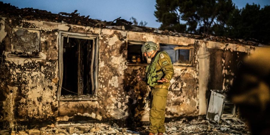 Ein israelischer Soldat inspiziert ein zerstörtes Haus im Kibbuz Beeri. Rettungskräfte hatten von dort grausame Bilder veröffentlicht.