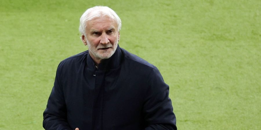 DFB-Sportdirektor Rudi Völler freut sich auf die EM im eigenen Land und hält nach der Auslosung den Ball erstmal flach.