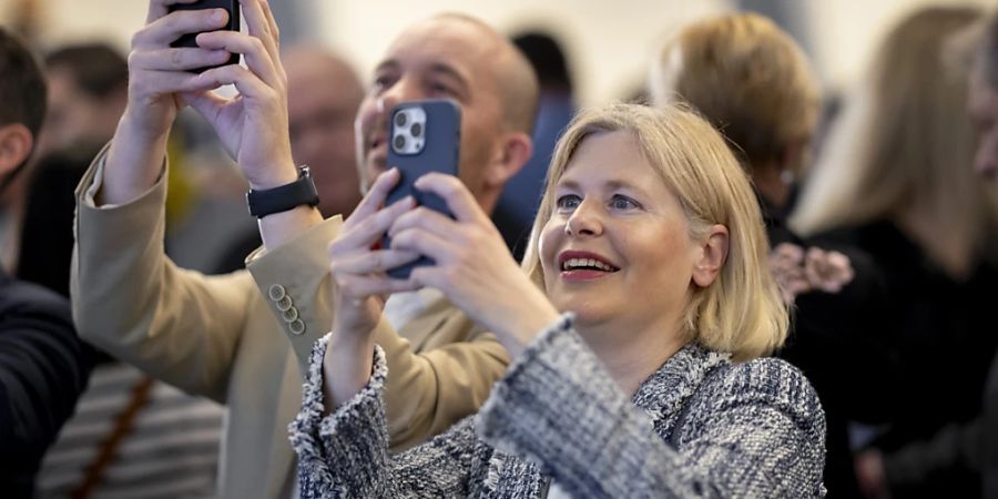 Die wiedergewählte Ständerätin Esther Friedli (SVP) hält das Resultat mit ihrem Handy fest. (KEYSTONE/Christian Merz)