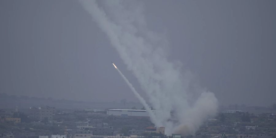 Raketen werden aus dem Gazastreifen in Richtung Israel abgefeuert. Foto: Hatem Moussa/AP/dpa