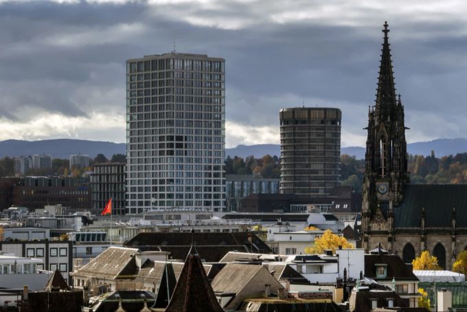 Blick auf das Grossbasel mit dem Baloise Hochhaus, dem BIZ-Turm und dem Turm der Elisabethenkirche. Basel