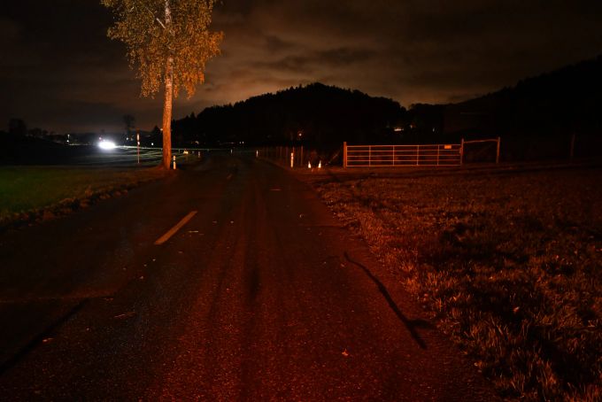 Hier kam der Motorradfahrer von der Strasse ab. Motorradfahrer