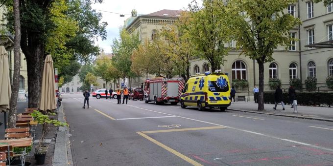 Die Polizei hat den Bundesplatz am Mittwochmittag weiträumig abgesperrt. Nau.ch Bombenalarm Evakuierung Bundeshaus