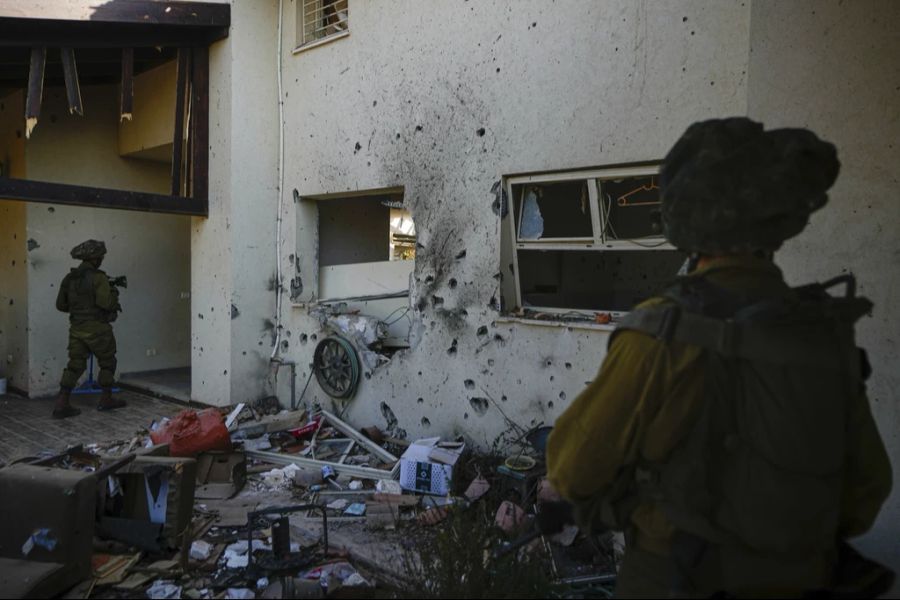 Israelische Soldaten nach dem Angriff der Hamas in der Siedlung Be'eri.