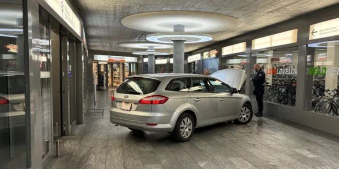 Senior verirrt sich in Chur mit Auto in Personen-Unterführung. Senior