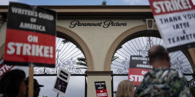 Eine Kundgebung vor dem Paramount Pictures Studio in Los Angeles. Eine Kundgebung vor dem Paramount Pictures Studio in Los Angeles.