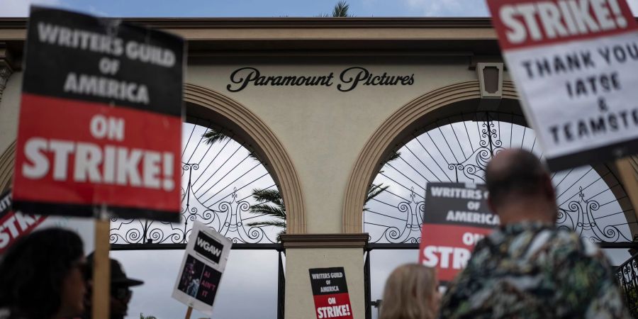 Eine Kundgebung vor dem Paramount Pictures Studio in Los Angeles.