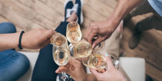 Mit durchschnittlich 9,2 Litern pro Jahr sind Europäer laut WHO-Bericht die grössten Alkoholkonsumenten weltweit. (Symbolbild) Menschen stossen mit Sekt an