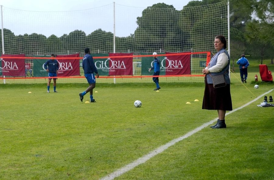 Emine Yakin schaut beim FC Basel im Trainingslager vorbei.