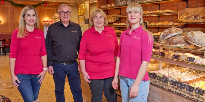 Die stolze Geschäftsleitung der Bäckerei Bohnenblust (vl.): Jenny Widmer-Huber, Jürg von Allmen, Ruth Huber und Alexandra Huber-Bohnenblust. Das Bohnenblust-Team