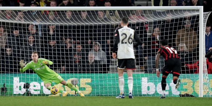 Torwart Bernd Leno (l) kassierte mit Fulham eine 0:3-Niederlage in Bournemouth. Bernd Leno