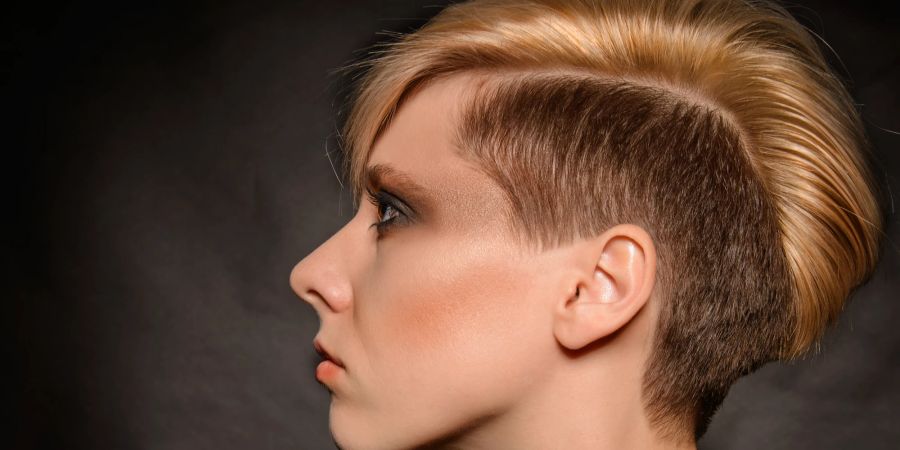 Frau mit kurzen blonden Haaren und Undercut.