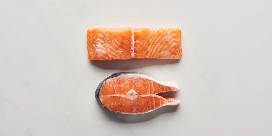 Fische wie Lachs sind reich an Omega-3-Fettsäuren und daher essenziell für ein gesundes Hautbild. Auch Nüsse sind eine gute Quelle von Omega 3.