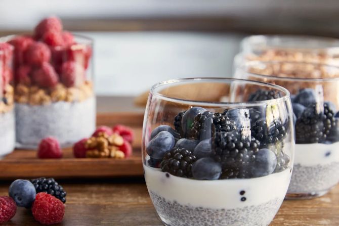 Chiapuddings mit beeren