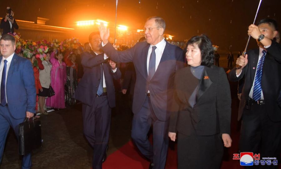 Sergej Lawrow winkt zusammen mit Nordkorea-Aussenministerin Choe Son Hui.
