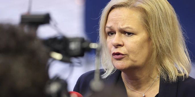 Für die deutsche Innenministerin Nancy Faeser sind die Grenzkontrollen zur Schweiz nur eine Übergangslösung. Das sagte sie am Donnerstag in Luxemburg am Rande des Treffens der EU-Innenministerinnen und -minister. Nancy Faeser