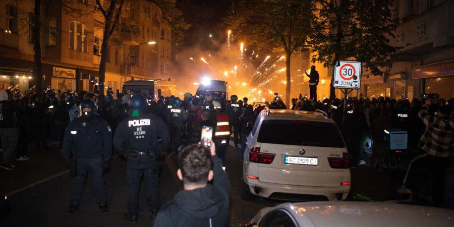 Teilnehmer einer verbotenen Pro-Palästina-Demonstration zünden in der Nähe der Sonnenallee Pyrotechnik. Es wurden auch Steine und Flaschen auf Einsatzkräfte geworfen.