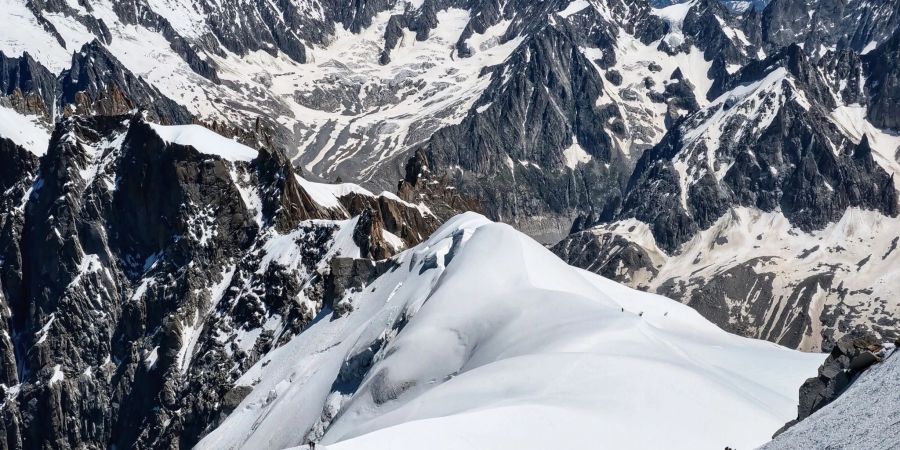 Am Mont Blanc sind zwei Skifahrer bei einbem Lawinenabgang ums Leben gekommen (Archivbild von 2020).