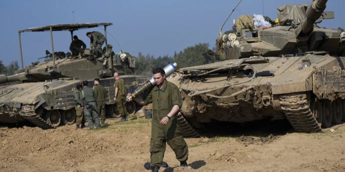 Ein israelischer Soldat vor einem Panzer. israel krieg
