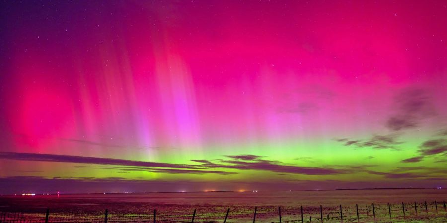 Polarlichter sind am Himmel über Schillig (Kreis Friesland) zu sehen.