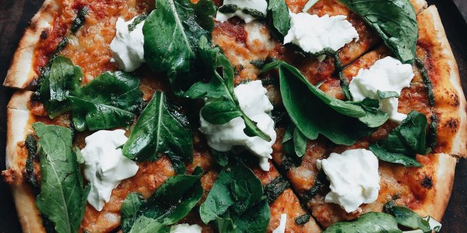 Pizza ist eine der beliebtesten italienischen Mahlzeiten der Welt. pizza mit blättern