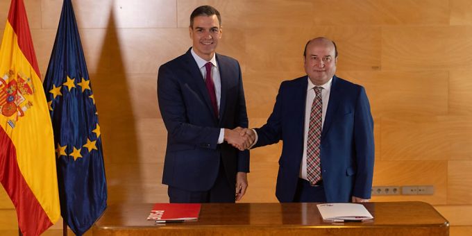 Pedro Sanchez (l), amtierender Ministerpräsident von Spanien, und Andoni Ortuzar, PNV-Präsident, haben ein Abkommen unterzeichnet. Foto: Eduardo Parra/EUROPA PRESS/dpa Spanien