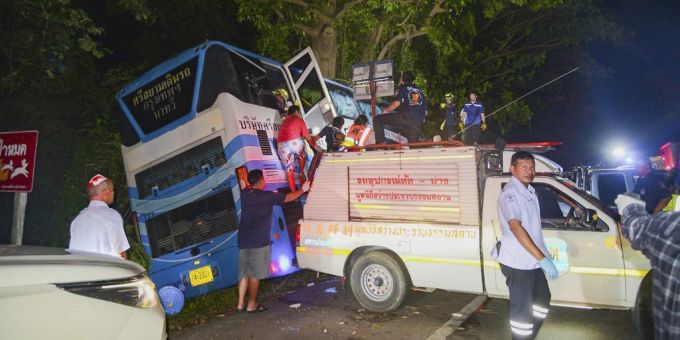 14 Tote - Doppeldecker prallt in Thailand gegen Baum