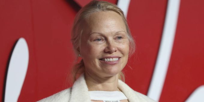 Sie zieht es durch - Pamela Anderson ohne Make-up bei Mode-Award