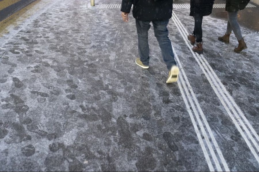 Auf den Schweizer Strassen ist es derzeit glatt.