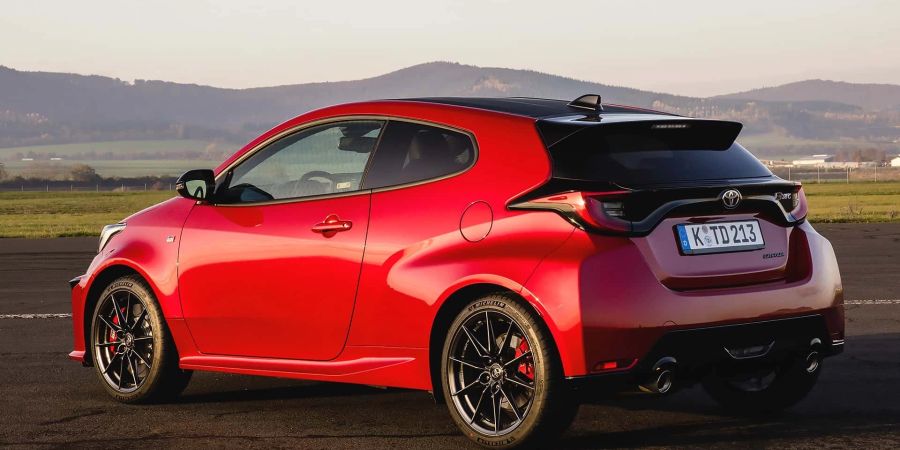 Toyota Yaris GR Sport: Rote Nähte und Sport-Fahrwerk