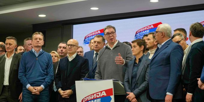 Die Partei von Präsident Aleksandar Vucic (M) hat nach Angaben von Wahlforschern die Parlamentswahl in Serbien gewonnen. Die Partei von Präsident Aleksandar Vucic (M) hat nach Angaben von Wahlforschern die Parlamentswahl in Serbien gewonnen.