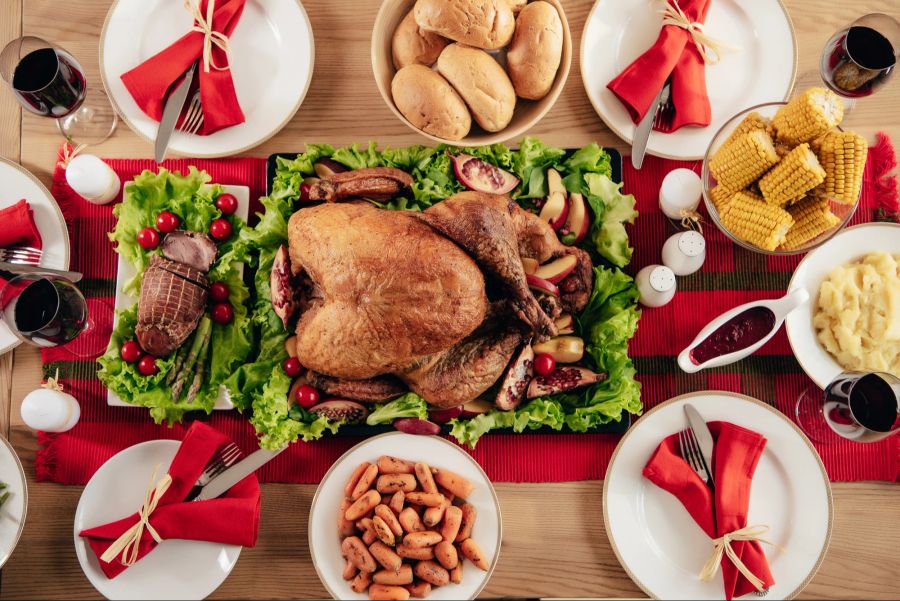 Weihnachtlich gedeckte Festtafel