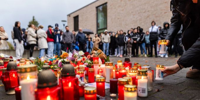 Vor der Schule in Offenburg (D) trauern die Leute um den verstorbenen Pawlo (†15). offenburg