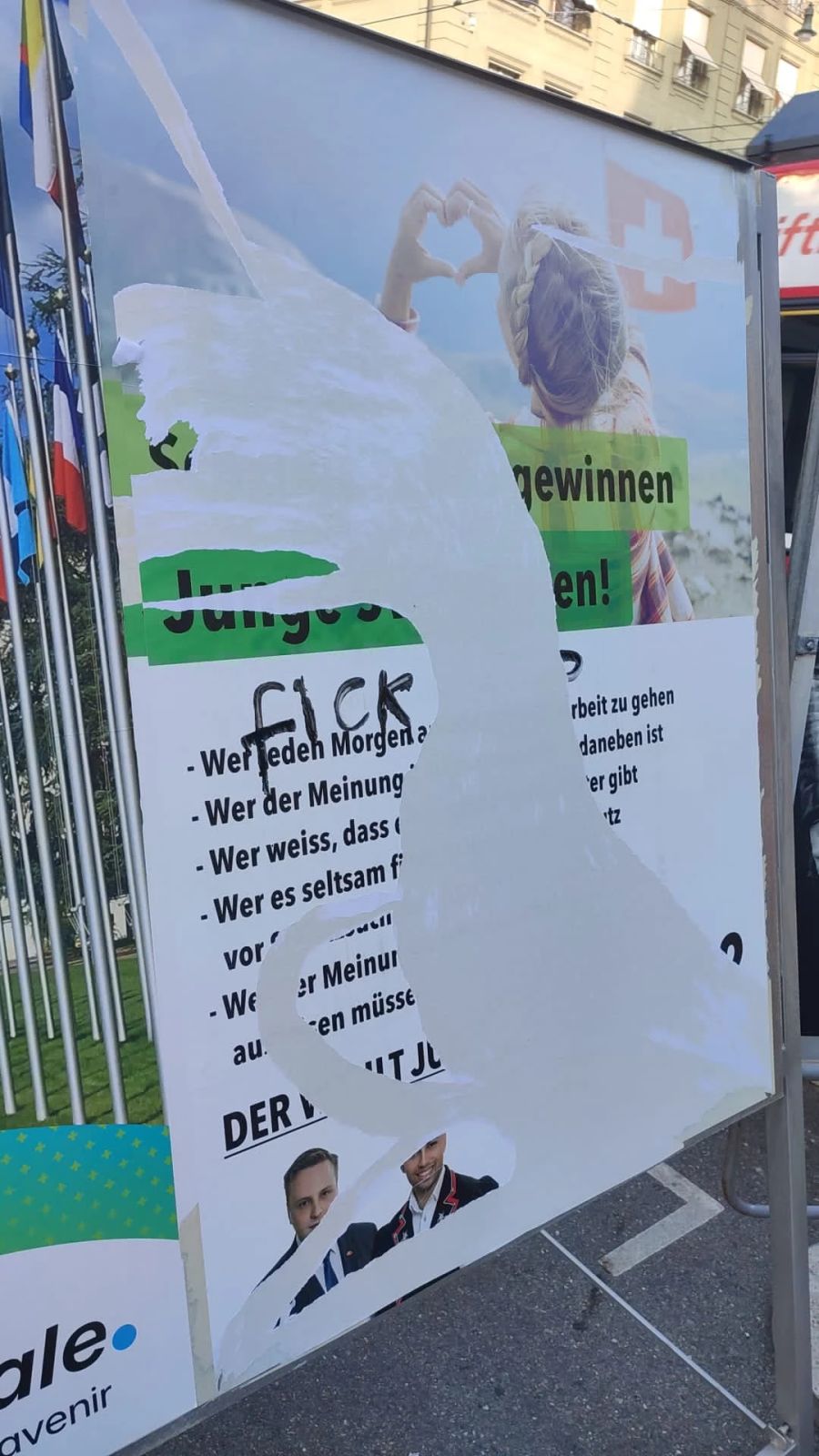 Gleiches gilt für das Plakat der Jungen SVP. Die Stadt Bern ersetzt zerstörte Plakate zweimal pro Woche.