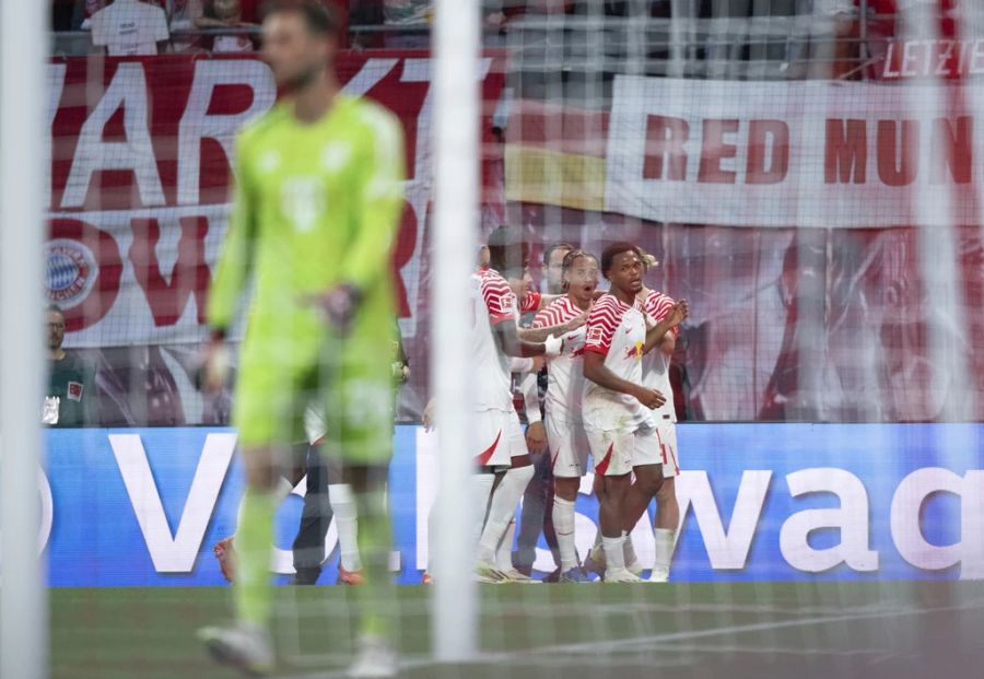 Trotzdem muss sich Goalie Ulreich (vorne) früh bezwingen lassen.