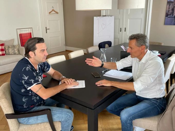 Liga-Boss Philipp Studhalter (r.) im Gespräch mit Nau-Fussballchefreporter Mischi Wettstein. FC Luzern
