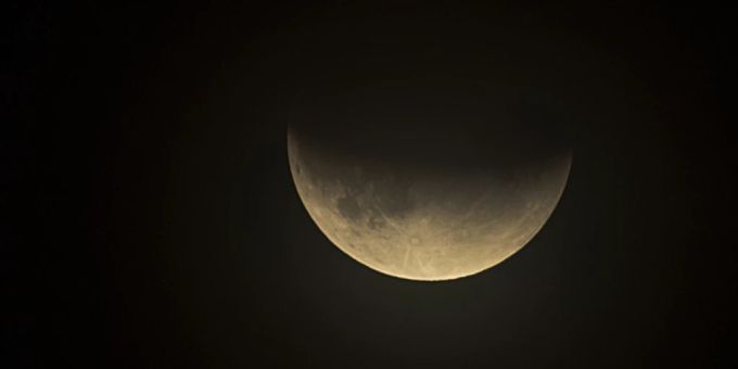 Blick auf den Mond während der partiellen Mondfinsternis in Basel kurz vor Mitternacht am Dienstag, 16. Juli 2019. vollmond