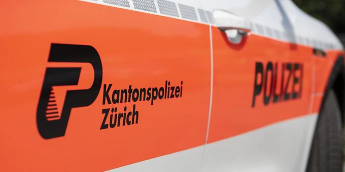Langnau am Albis ZH - Motorradfahrer (†34) kollidiert mit Schild – tot