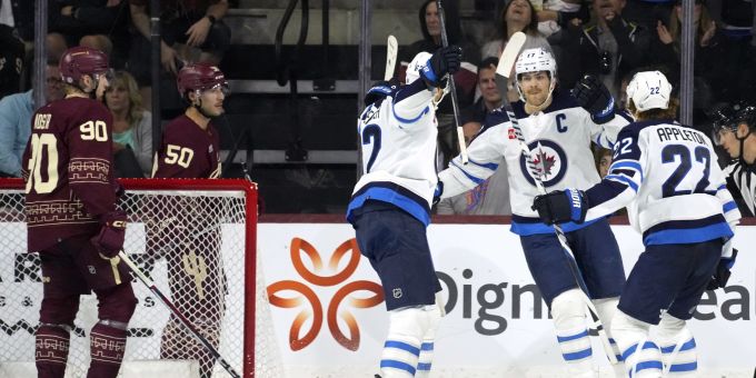 Die Winnipeg Jets gewinnen in der NHL dank einem Hattrick von Nino Niederreiter. NHL