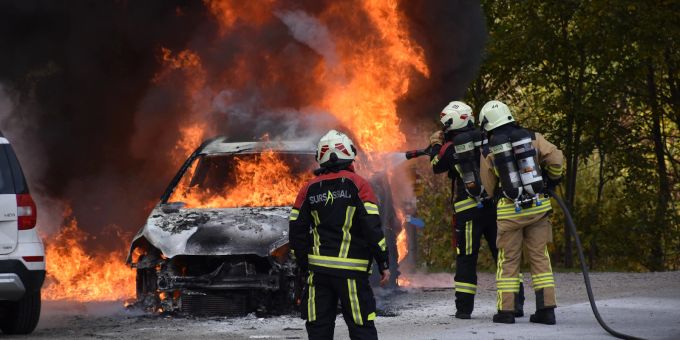 Ausgebrannt - Feuerwehr muss brennendes Auto Cumpadials GR in löschen