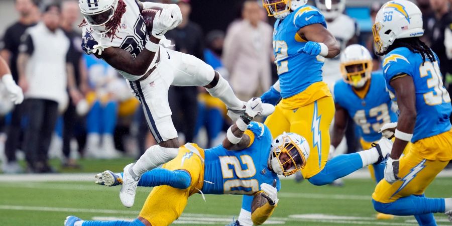 Wide Receiver CeeDee Lamb (88) von den Dallas Cowboys springt über Safety Dean Marlowe (20)  von den Los Angeles Chargers.