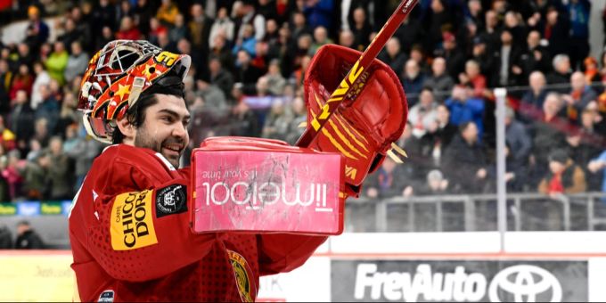 Stephane Charlin, Goalie der SCL Tigers, lässt sich feiern. SCL Tigers