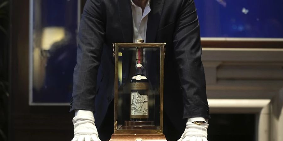 ARCHIV - Blick auf eine Flasche «Macallan Adami 1926 Whisky», ausgestellt während einer Medienvorschau im Auktionshaus Sotheby's. Foto: Kin Cheung/AP