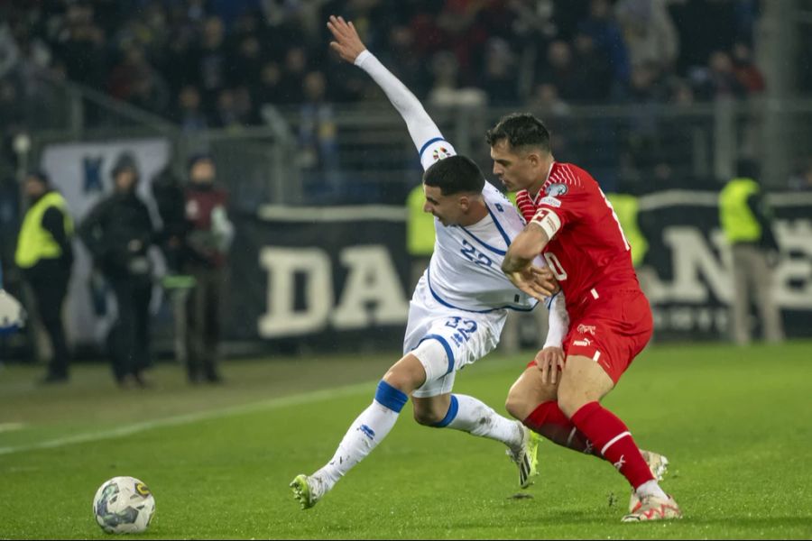 Captain Granit Xhaka wirkt in der zweiten Halbzeit verunsichert.