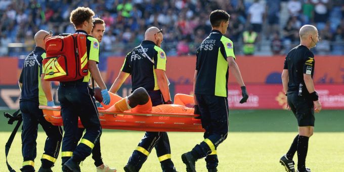 Mory Diaw, Torhüter von Clermont Foot wird mit einer Trage vom Feld transportiert, nachdem ein Feuerwerkskörper in seiner unmittelbareren Nähe explodiert war. Mory Diaw