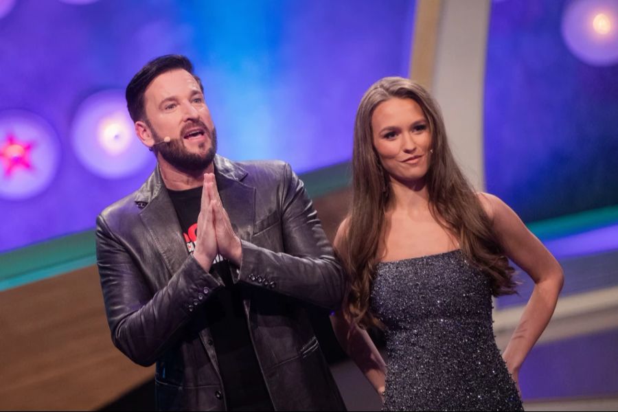 Michael Wendler und seine Laura stehen gemeinsam auf der Bühne.