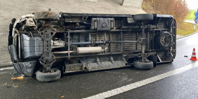 Ebikon LU - Lieferwagen kippt bei Selbstunfall auf die Seite